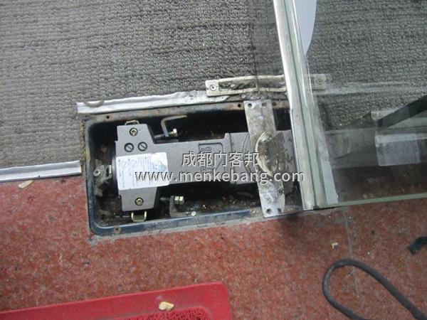 地彈簧玻璃門擦地怎么調,玻璃門地彈簧上下調節方法 地彈簧玻璃門擦地怎么調,玻璃門地彈簧上下調節方法