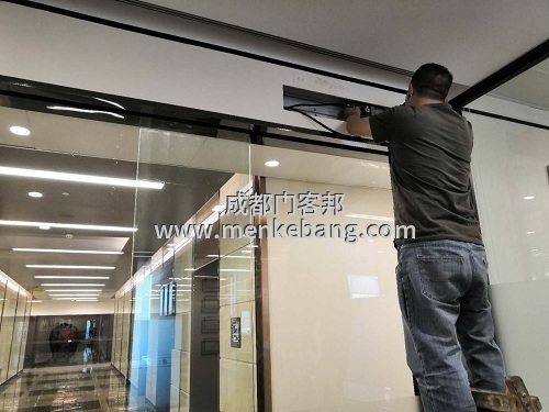 門(mén)客邦成都感應(yīng)自動(dòng)門(mén)維修,上門(mén)維修電動(dòng)門(mén)/感應(yīng)門(mén)的電話(huà)